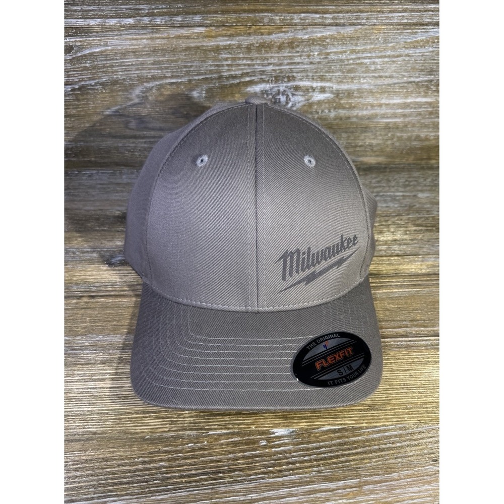 Milwaukee Men's Gray FlexFit Lightweight Fitted Hat Size S/M NWOT
